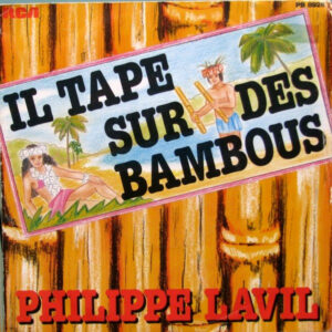 Il tape sur des bambous