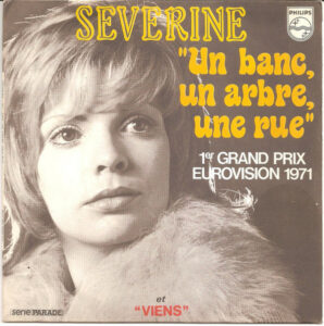 Un banc, un arbre, une rue